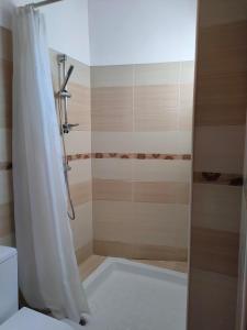 um chuveiro com uma cortina de chuveiro branca na casa de banho em A place to rest and enjoy em Piedade