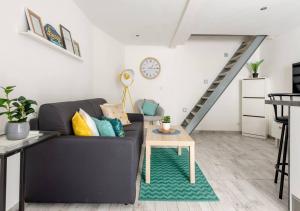 sala de estar con sofá y mesa en Hypercentre Joliette, Port Maritime, Docks Village, en Marsella