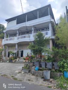 IboihにあるFURQAN GUEST HOUSE Deluxeの大白い家