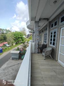 IboihにあるFURQAN GUEST HOUSE Deluxeの家のバルコニー(ベンチ付)