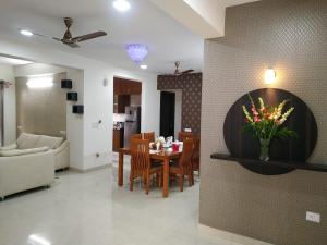 uma sala de jantar e sala de estar com mesa e cadeiras em 2 BHK Corporate Service Apartment Manyata Tech Park em Bangalore