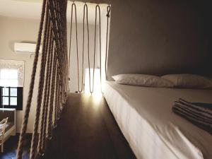 um quarto com uma cama com uma rede de descanso suspensa em Loft house 2 em Ormos Panagias
