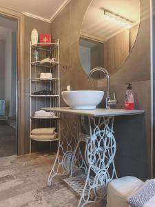 uma casa de banho com um lavatório e um espelho em Loft house 2 em Ormos Panagias