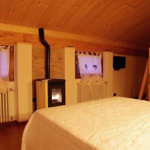 A bed or beds in a room at B&B La Soldanella