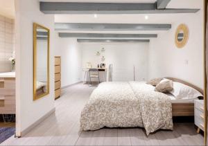 - une chambre blanche avec un lit et un bureau dans l'établissement Hypercentre Joliette, Port Maritime, Docks Village, à Marseille
