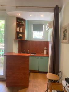 Кухня или мини-кухня в Chez Chebil in rue Halevy - near the sea
