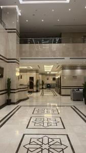 a large lobby with a large tile floor at فندق الساعي Alsai Hotel in Al ‘Utaybīyah