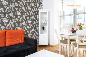 - un salon avec un canapé noir et une table dans l'établissement Luxury Suites - Noblessner with Sauna, à Tallinn