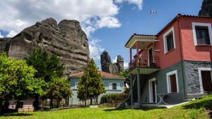 une maison en face d'une montagne dans l'établissement Fani's House Under Meteora, à Kastrákion