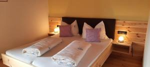 1 dormitorio con 1 cama con 2 almohadas en Moarhof Gufidaun en Chiusa