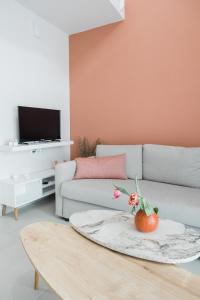 sala de estar con sofá y mesa de centro en ESTEA Quality Living, en Volos
