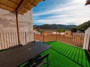 a patio with a table and chairs on a balcony at Domus Lapidis - Ibera in Bogarra