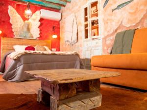 a living room with a table and a bed at Domus Lapidis - Ibera in Bogarra