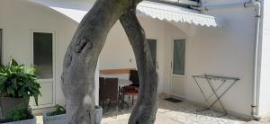an archway in the middle of a room with a table at Rooms & Apartments Kaurloto in Pag