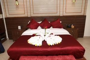 een slaapkamer met een bed met een bloem erop bij KC's Home in Sauraha