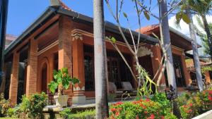 Ein Garten an der Unterkunft Keyani Bungalows Lovina