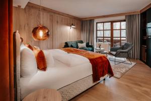 Postel nebo postele na pokoji v ubytování Der Eisvogel - Wellness- & Genusshotel + 37 fotografií