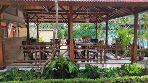 Ein Garten an der Unterkunft Keyani Bungalows Lovina