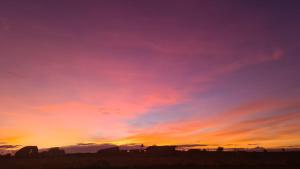 De zonsopgang of zonsondergang vanuit de luxe tent