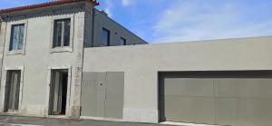 - un bâtiment blanc avec deux portes de garage dans l'établissement Serralves 1108 -Estudio 0, à Porto