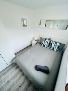 uma cama num pequeno quarto com em BEA Allenby Walk em Manchester