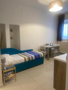 Villino 18 في ماتيرا: غرفة صغيرة بها سرير وطاولة