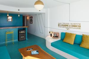 uma sala de estar com um sofá e uma mesa em Dorado Ibiza - Adults Only em Playa d'en Bossa