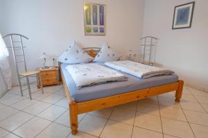 ein Schlafzimmer mit einem Bett mit zwei Kissen darauf in der Unterkunft Ferienwohnung Villa Waldesruh in Saarburg