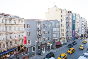 una concurrida calle de la ciudad con coches y edificios en Taksim Leon's Hotel, en Estambul