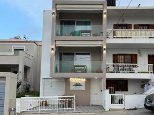 un immeuble d'appartements blanc avec un panneau. dans l'établissement Casa Vista Spring, à Karpathos