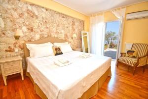 Postel nebo postele na pokoji v ubytování Villa Helios Corfu Kassiopi + 41 fotografií