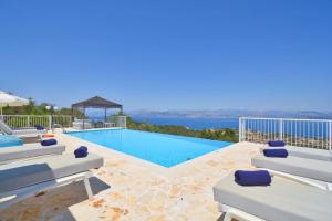 Bazén v ubytování Villa Helios Corfu Kassiopi nebo v jeho okolí