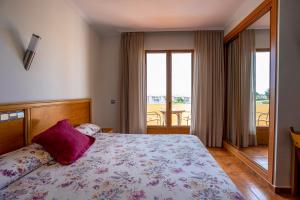 Postel nebo postele na pokoji v ubytování Hotel Los Barruecos by Croma + 37 fotografií