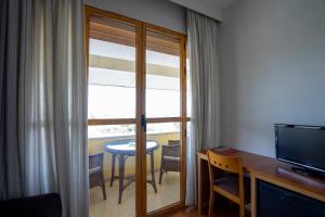 TV a/nebo společenská místnost v ubytování Hotel Los Barruecos by Croma