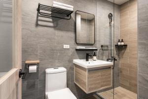 y baño con aseo, lavabo y ducha. en Yan Chen Inn en Kaohsiung