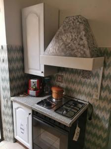 cocina pequeña con fogones y microondas en Casa Giusi en Sferracavallo