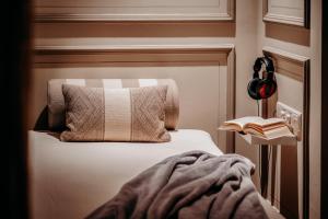 Postel nebo postele na pokoji v ubytování Der Eisvogel - Wellness- & Genusshotel