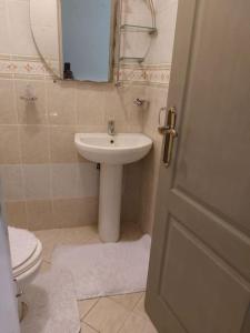 een badkamer met een wastafel en een toilet bij Julie's Marvelous home in Dar es Salaam
