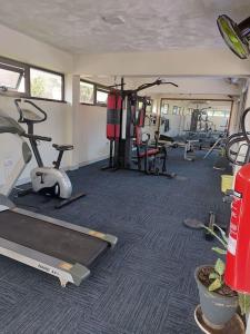een fitnessruimte met diverse fitnessapparatuur in een kamer bij Julie's Marvelous home in Dar es Salaam