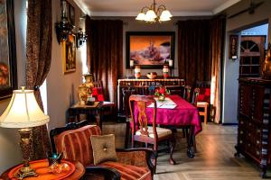 sala de estar con mesa y comedor en aHa Guest House, en Seaview