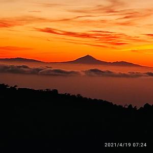 una puesta de sol con una montaña en el fondo en Vivienda Vacacional Villatajace, en Tajace de Abajo