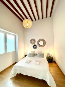 1 dormitorio con 1 cama blanca grande en una habitación en Apartamento playa del Postiguet en Alicante