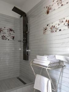 La salle de bains est pourvue d'une cabine de douche en verre. dans l'établissement A SZELLŐ, à Domonyvölgy