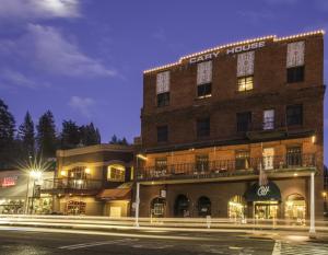 Un gran edificio con un cartel al costado. en Historic Cary House Hotel, en Placerville