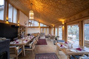 Restaurace v ubytování Qayaam Gah