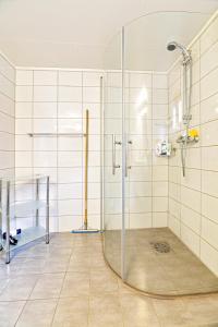 um chuveiro com uma porta de vidro na casa de banho em Rorbu burekka, Stamsund em Stamsund