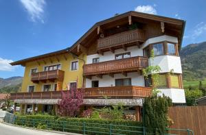 - un bâtiment avec des balcons en bois sur le côté dans l'établissement Au 10, à Sankt Wolfgang im Salzkammergut