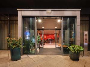 A fachada ou entrada em Adina Apartment Hotel Frankfurt Neue Oper