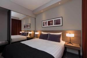 Cama ou camas em um quarto em Adina Apartment Hotel Frankfurt Neue Oper