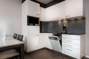 A cozinha ou cozinha compacta de Adina Apartment Hotel Frankfurt Neue Oper